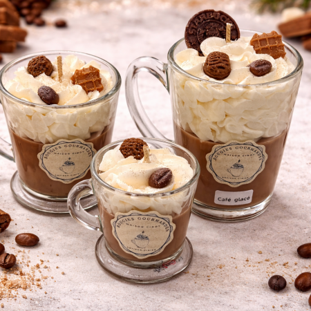 bougies gourmandes artisanales parfum cafe glace avec chantilly et decoration grains de cafe dans des tasses en verre
