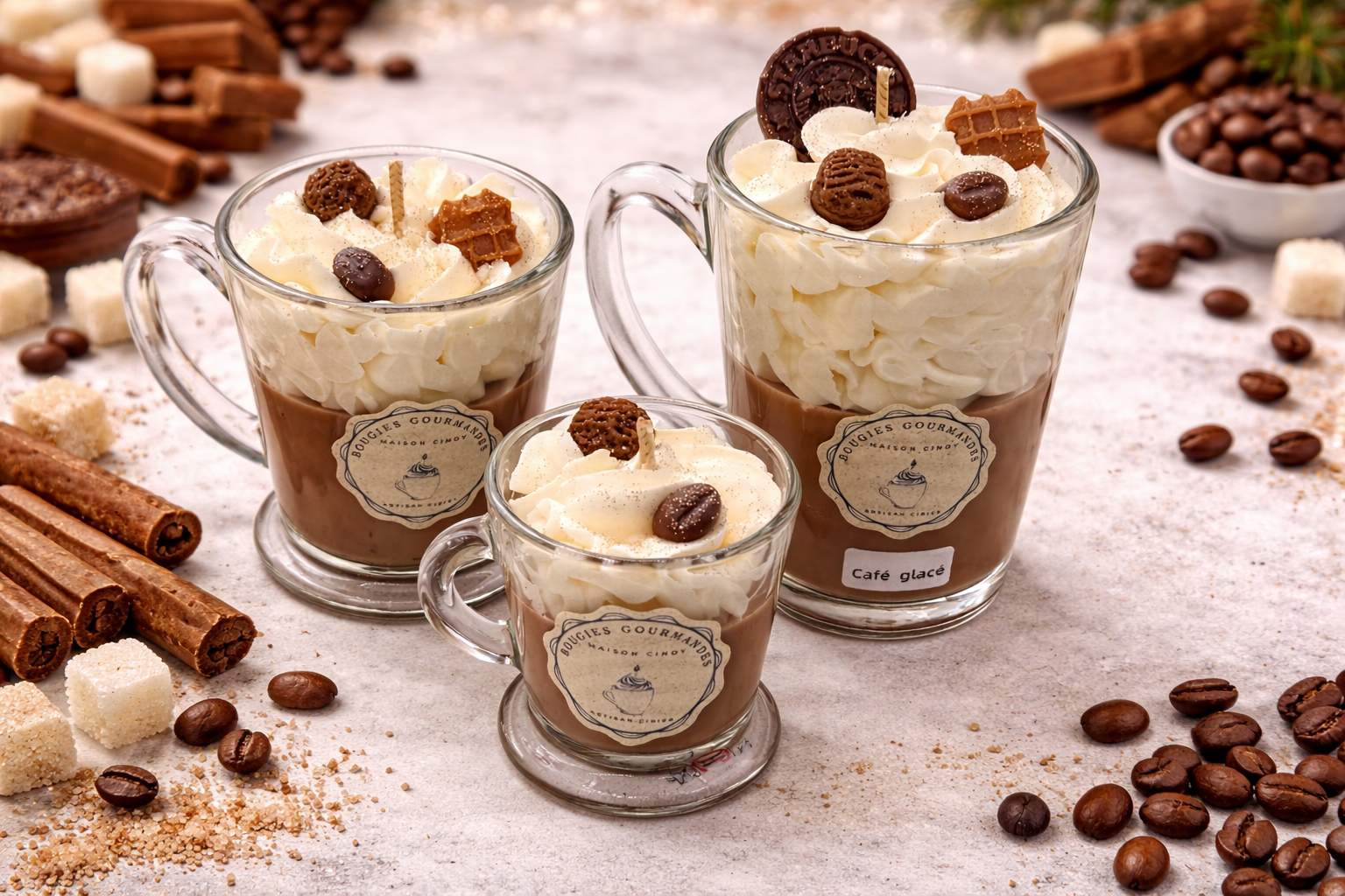 bougies gourmandes artisanales parfum cafe glace avec chantilly et decoration grains de cafe dans des tasses en verre
