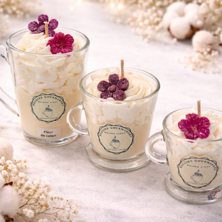 bougies gourmandes artisanales parfum fleur de coton avec chantilly et fleurs decoratives dans des tasses en verre