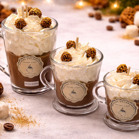 bougies gourmandes artisanales parfum rocher praline avec chantilly et decoration chocolat dans des tasses en verre