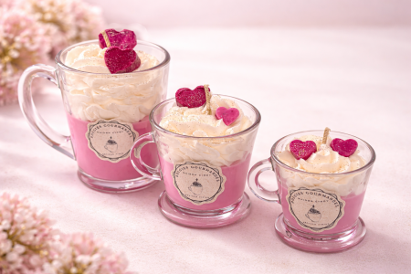 bougie gourmande barbe a papa artisanale rose avec chantilly et coeurs dans tasse en verre idee cadeau originale