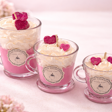 bougie gourmande barbe a papa artisanale rose avec chantilly et coeurs dans tasse en verre idee cadeau originale