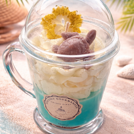 bougie gourmande monoi de tahiti artisanale avec effet plage sable et decoration coquillage ambiance vacances