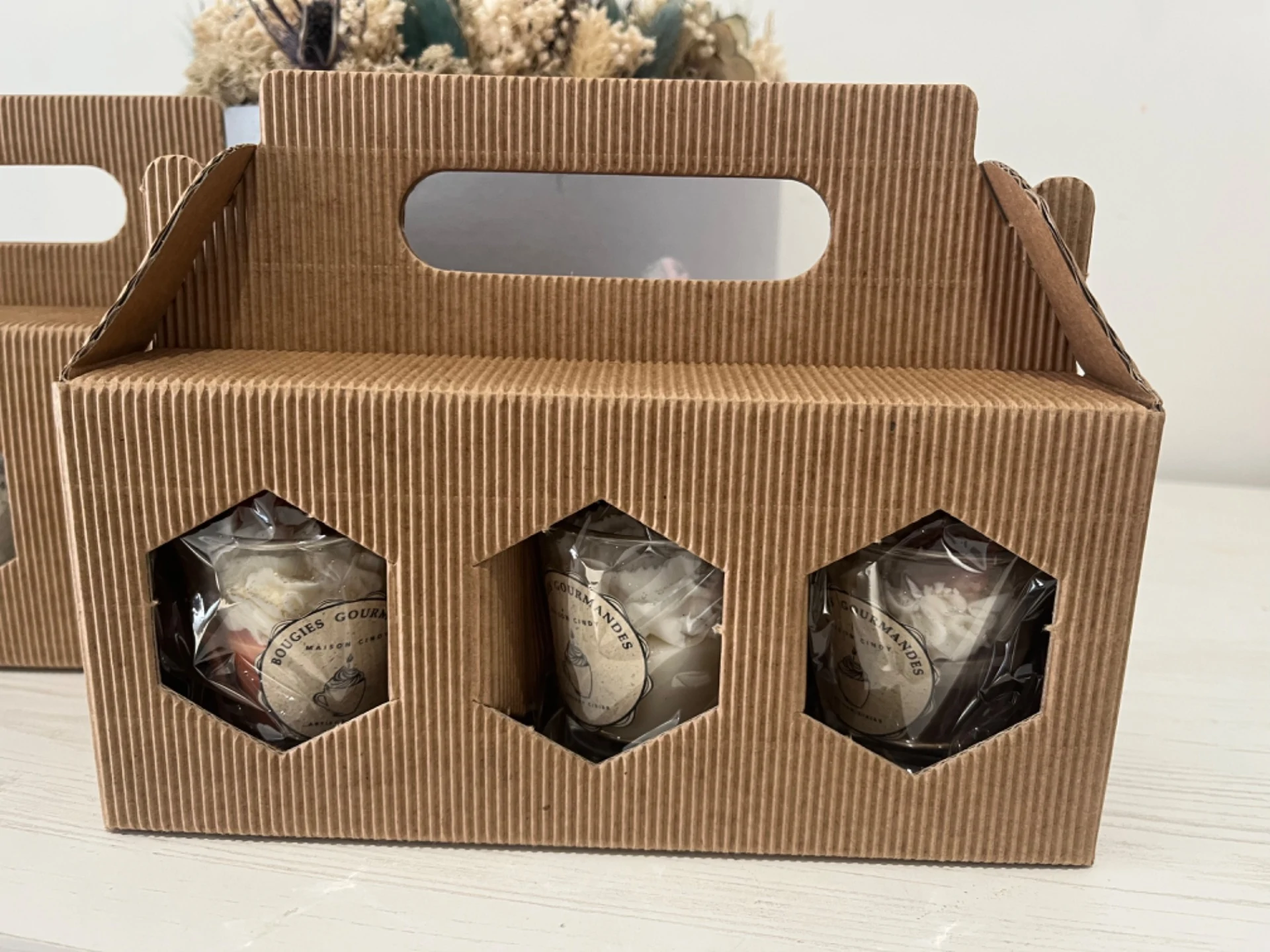 Coffret contenant 3 bougies chantilly 8cl. Différents parfums aléatoires . Quantité limitée – Image 2