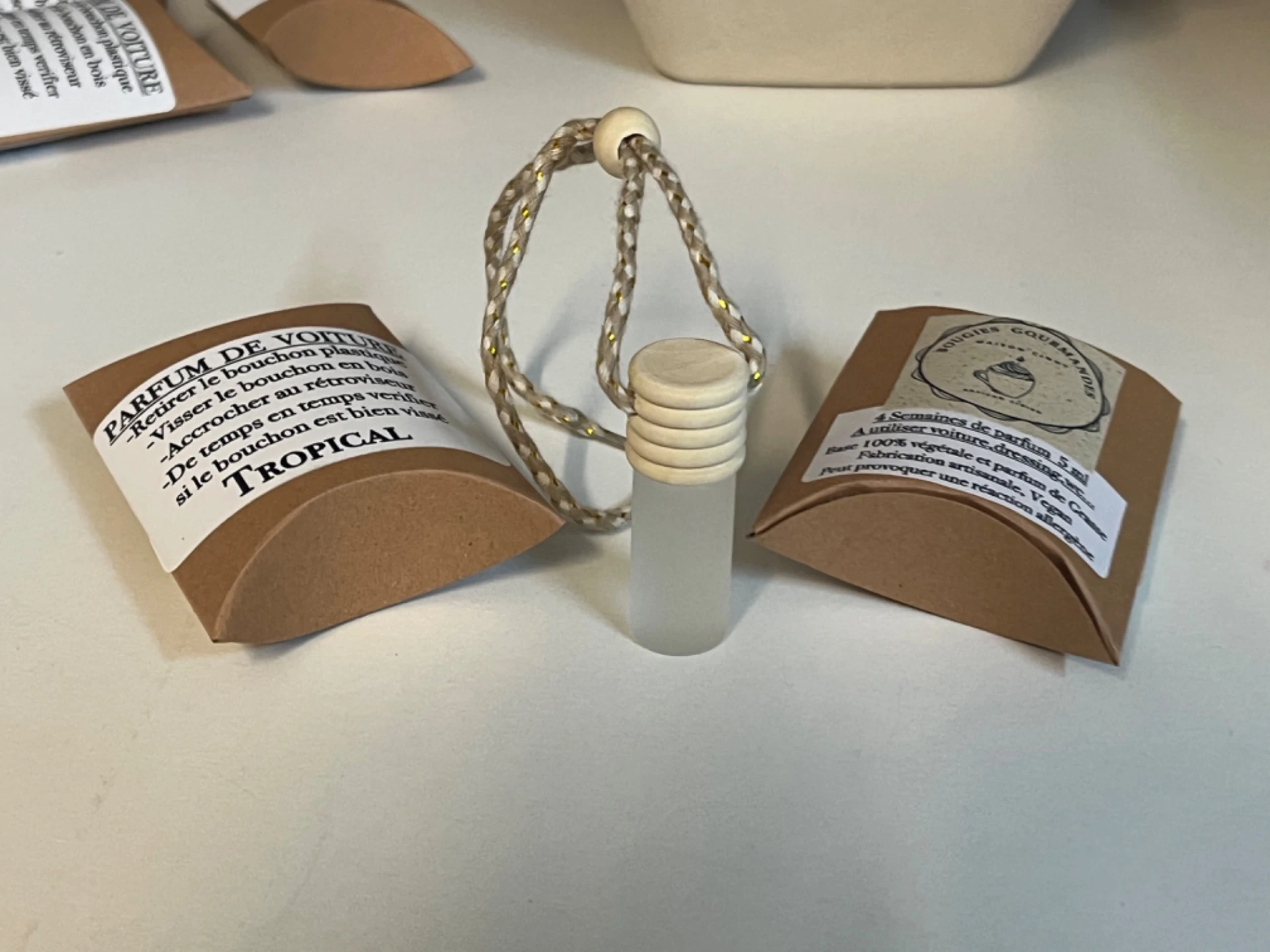 Diffuseur parfum voiture artisanal avec packaging kraft