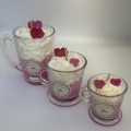 bougie gourmande barbe a papa artisanale rose avec chantilly et coeurs dans tasse en verre idee cadeau originale