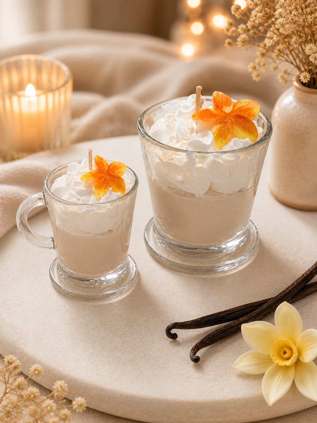 Bougie gourmande vanille bourbon artisanale en tasse verre avec chantilly décorative parfum vanille