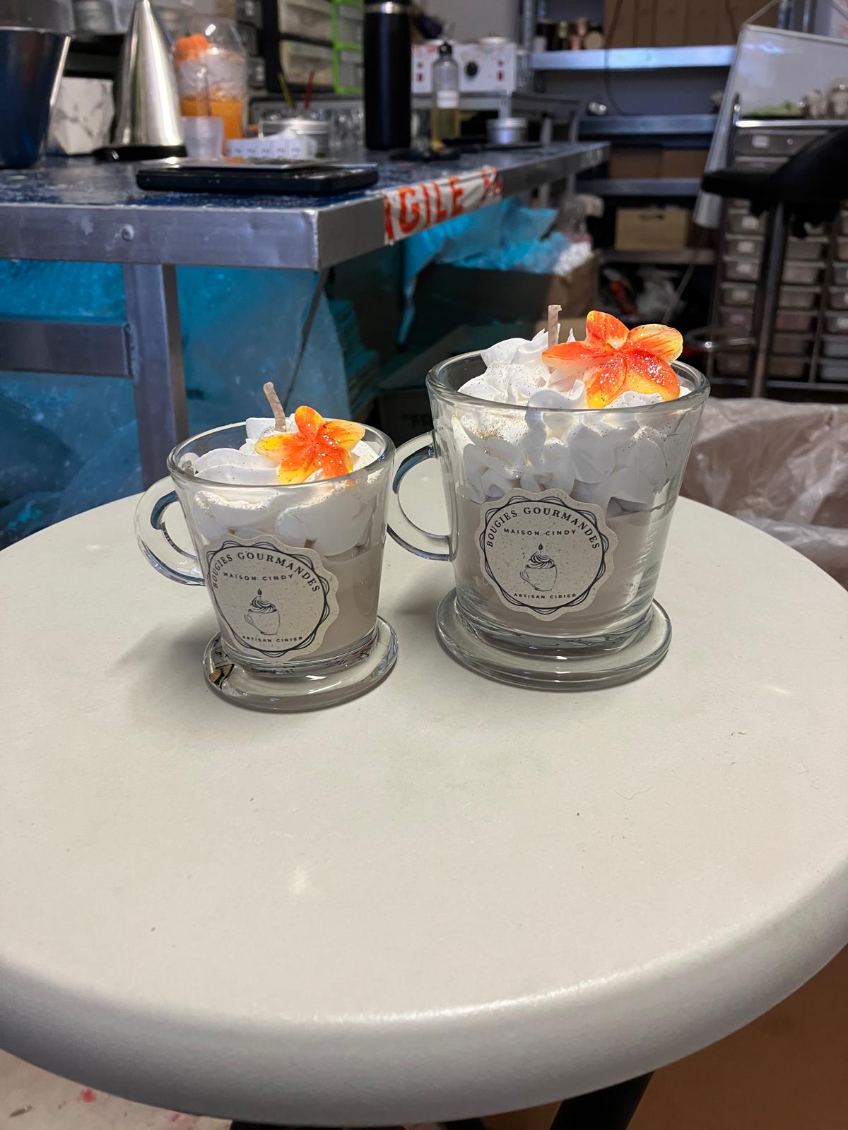 Bougie gourmande vanille bourbon artisanale en tasse verre avec chantilly décorative parfum vanille