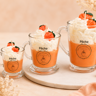 Bougie gourmande parfum pêche artisanale Maison Cindy avec effet chantilly et décoration pêche
