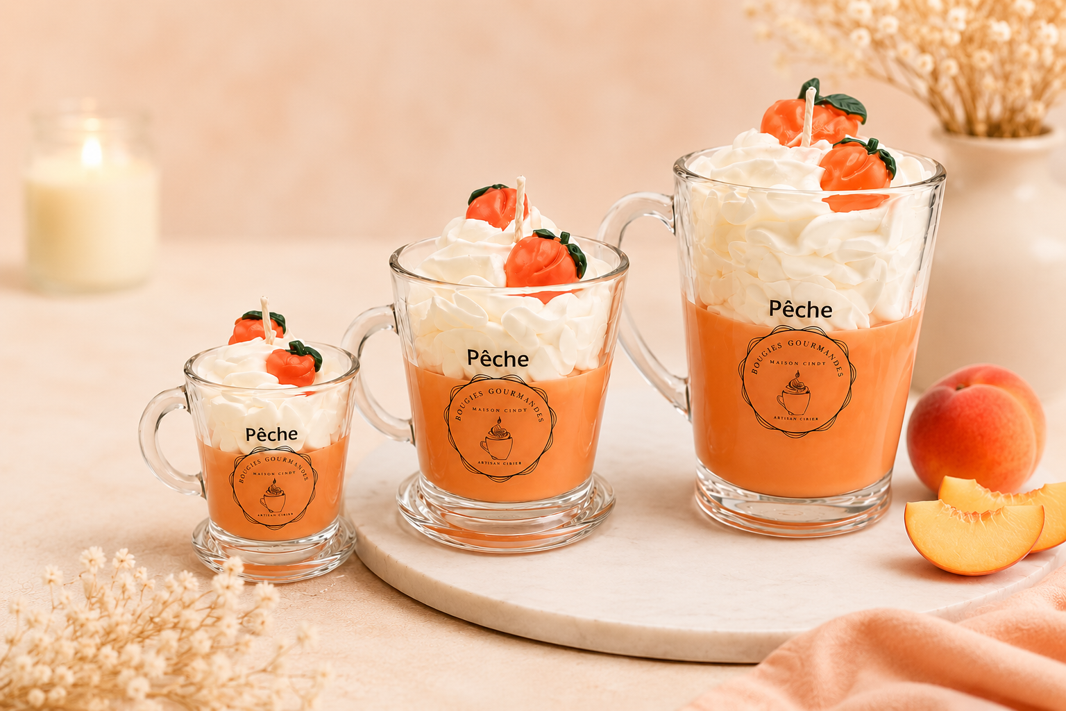Bougie gourmande parfum pêche artisanale Maison Cindy avec effet chantilly et décoration pêche